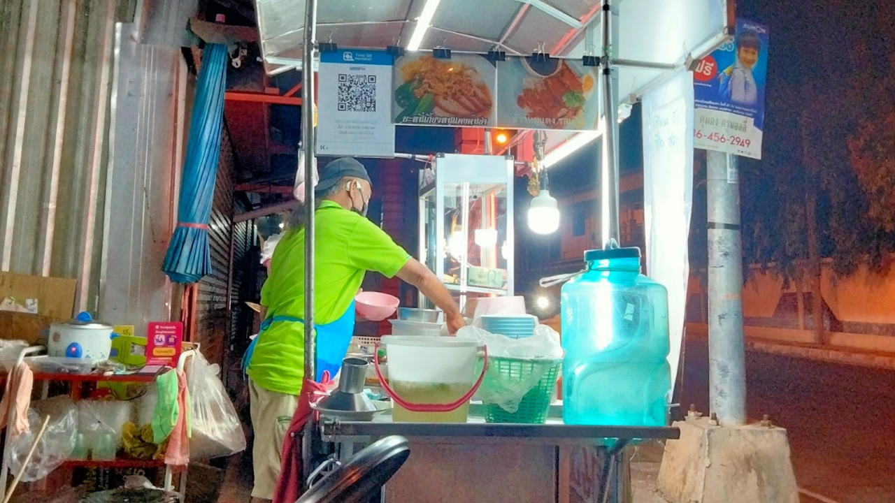 สาวรถพัง ชวนอุดหนุนคุณตาร้านบะหมี่ หลังได้รับความช่วยเหลือ แต่ไม่ค่อยมีลูกค้า
