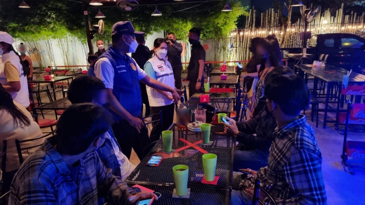 ผู้การเมืองคอน สั่งลุยจับ 4 ร้านอาหารตบตาขายเหล้า ใส่แก้วพลาสติกทึบ