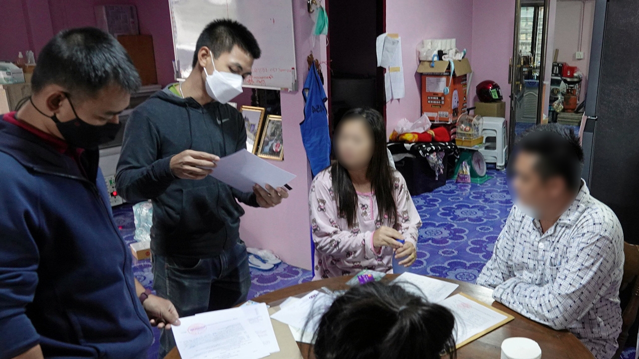 จับแก๊งตุ๋นลูกกตัญญู สาว 15 กู้ลงทุนช่วยพ่อแม่ ถูกหลอกโอนเงินเชิดหนี