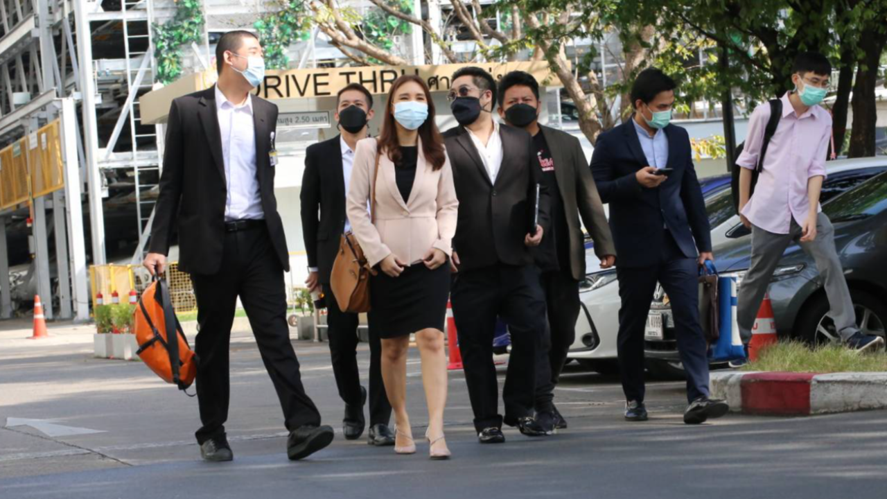 "ก้าวไกล" ชวน "คนกลางคืน" ฟ้องแพ่งแบบหมู่ เรียกค่าเสียหายจากรัฐบาล