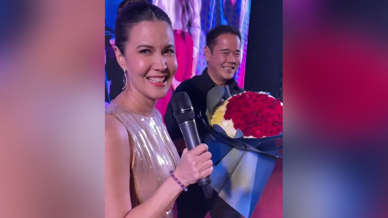 เป๊ก สัณณ์ชัย หอมแก้มอวยพรวันเกิด ธัญญ่า เรียกเสียงกรี๊ดทั้งงาน (คลิป)