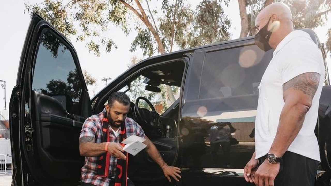 เดอะร็อค ทำเซอร์ไพรส์แฟนคลับ มอบรถยนต์ให้เป็นของขวัญ งานนี้มีน้ำตาซึม