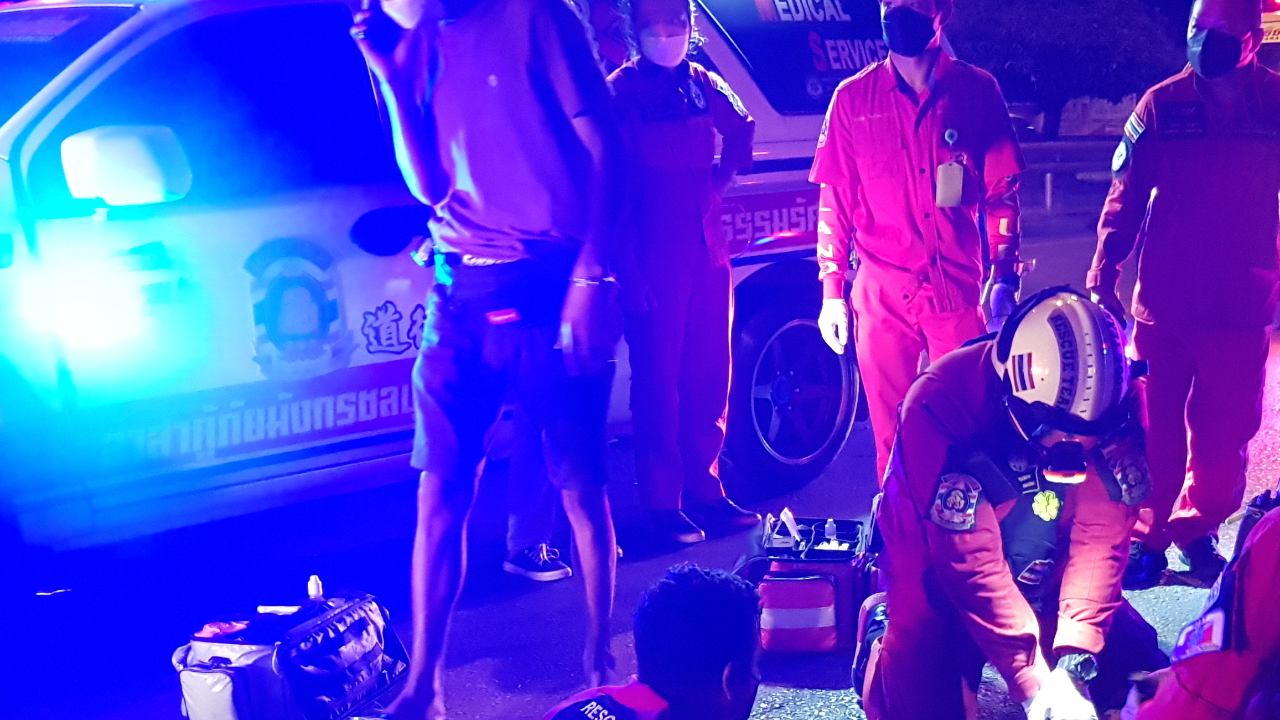 จยย.ซิ่งแหกโค้ง พุ่งเสยเสาไฟ ชิ้นส่วนกระจายเกลื่อน คนขับตายสนิท