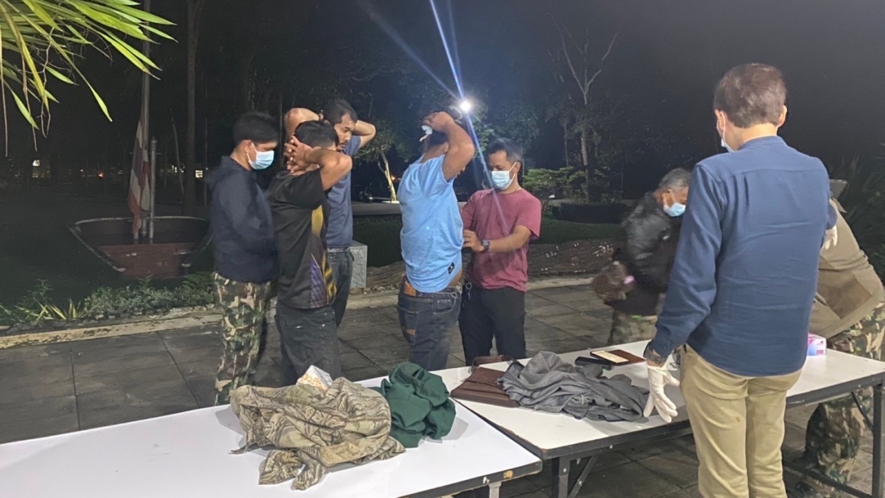 พญาเสือ รวบ 3 พรานป่าพร้อมซากลิงเสน อนาถใช้เถาวัลย์มัดคอลากกับพื้น