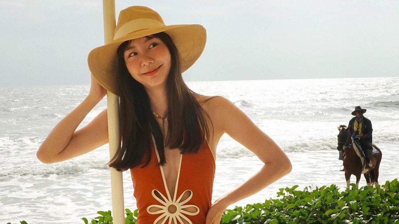 เต้ย จรินทร์พร ทำไอจีไฟลุก นุ่งชุดว่ายน้ำวันพีซสีแดงเว้าอกลึกมาก