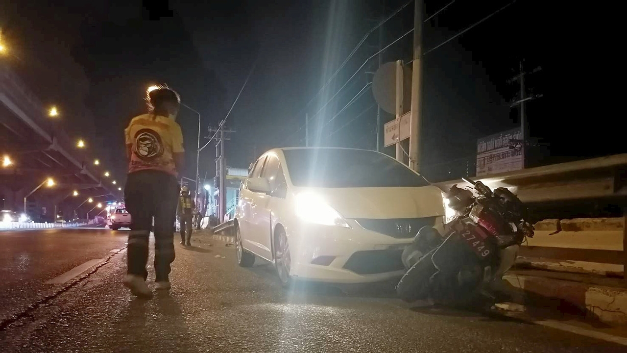 ตำรวจจราจรย้อนศร เจอเก๋งชนยับ อาการบาดเจ็บร่อแร่ คู่กรณีอยากขอโทษ