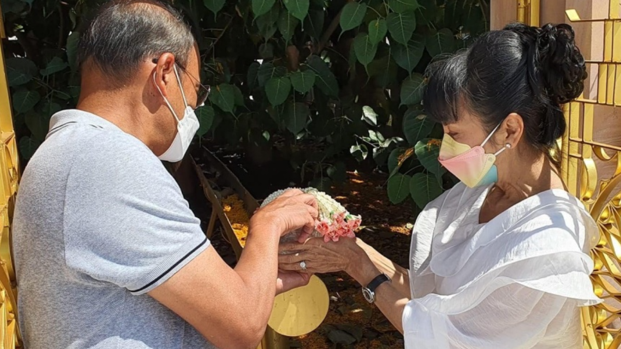 ตั๊ก มยุรา ยังพริ้งควงสามี ร่วมทำบุญวันเกิด   