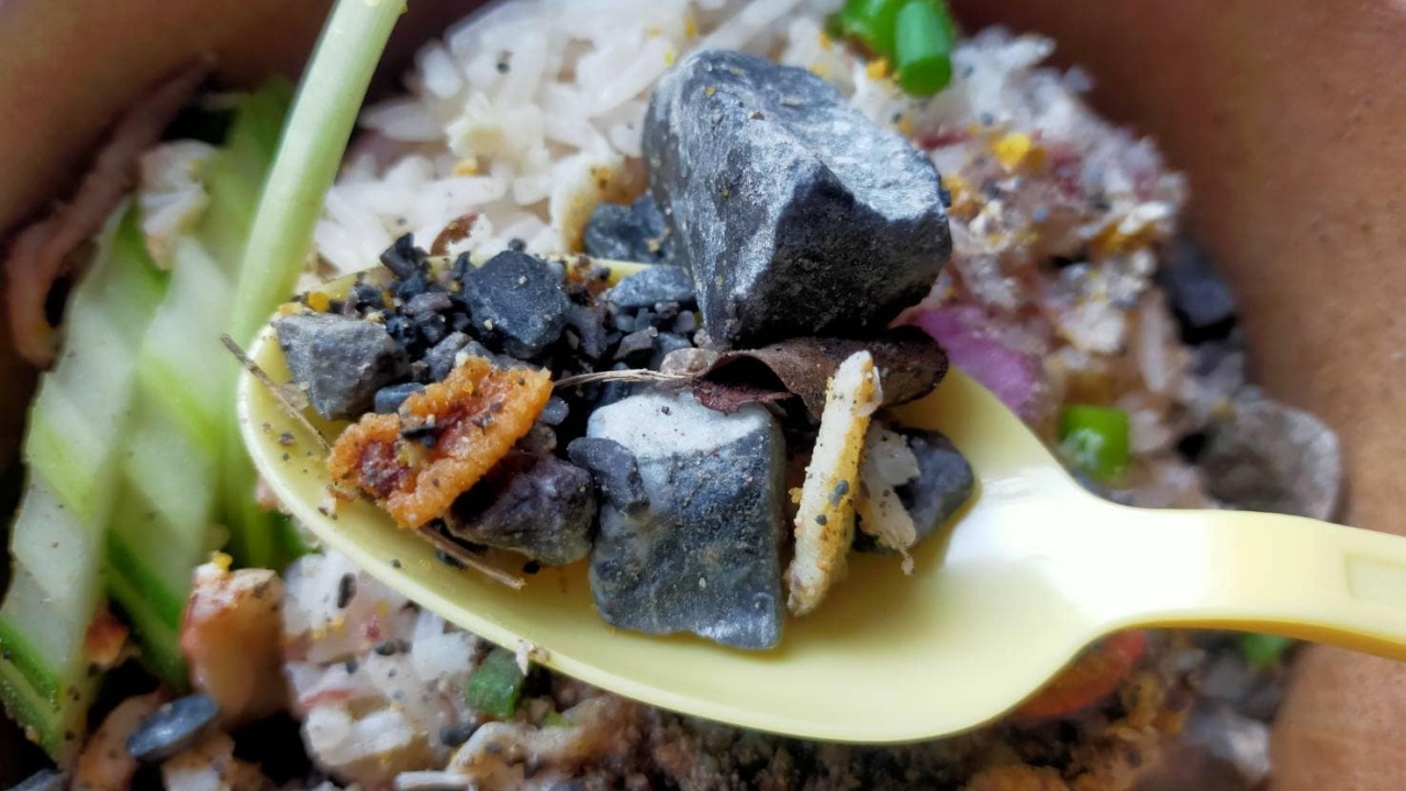 เจ้าของร้านอึ้ง ลูกค้าเจอหินก้อนใหญ่ ในกล่องข้าว คาดฝีมือไรเดอร์