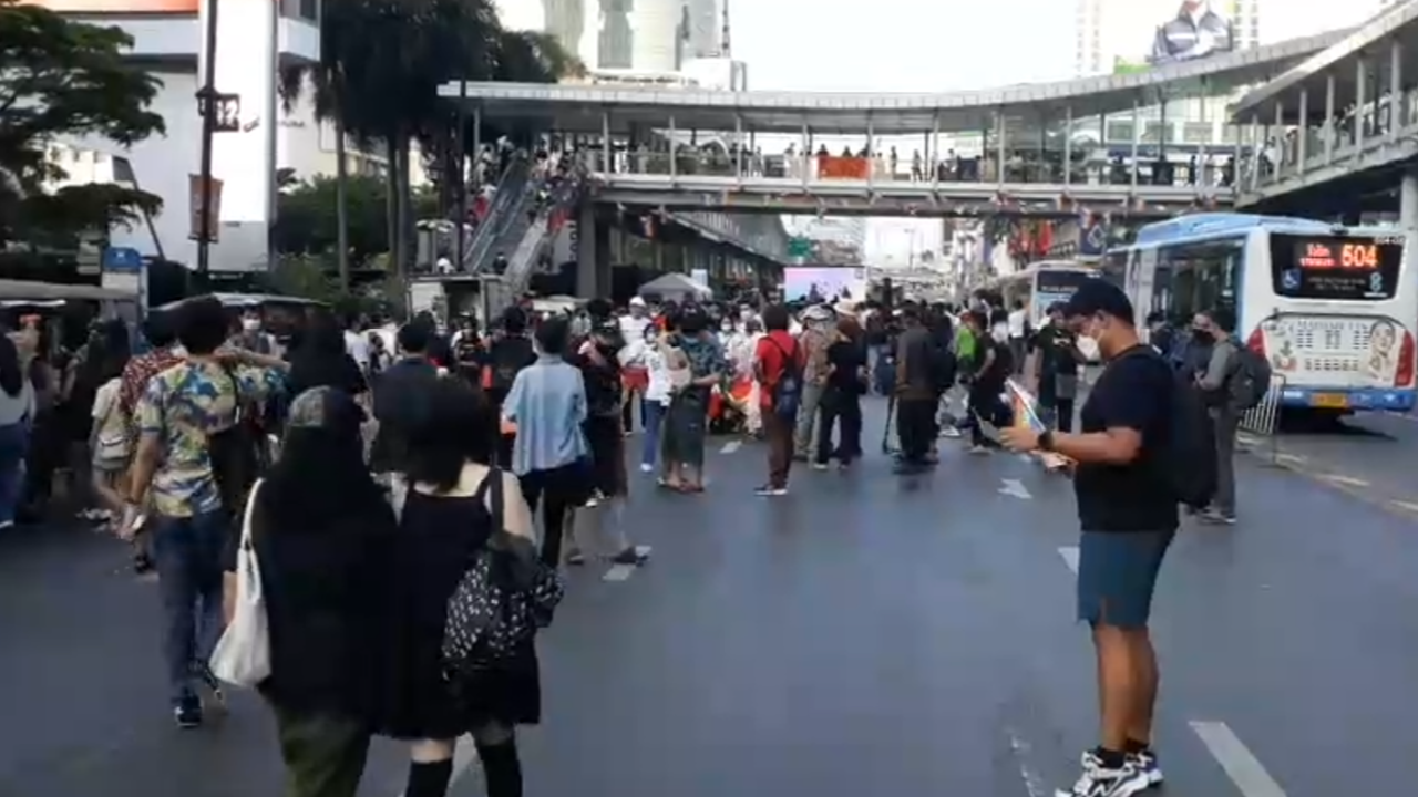 ก้าวไกล ชี้ ถึงเวลา "สมรสเท่าเทียม" หลัง "ภาคีสีรุ้ง" ชุมนุม "ราชประสงค์"