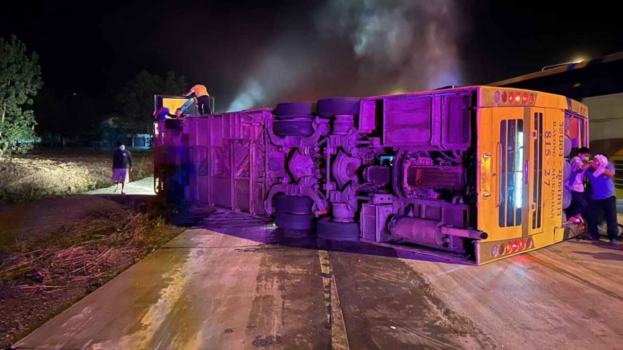 รถทัวร์สายมุกดาหาร-ระยอง พลิกคว่ำที่ปราจีน หวิดตายหมู่ บาดเจ็บราว 30 ราย