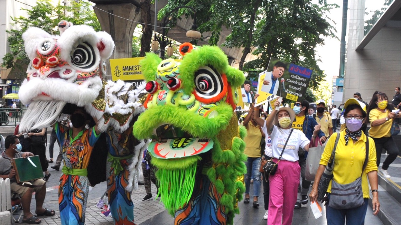 ม็อบแห่สิงโตไล่แอมเนสตี้ ขับ 120 อาจารย์ มธ. หนุนแก้ ม.112 ออกจากมหาวิทยาลัย