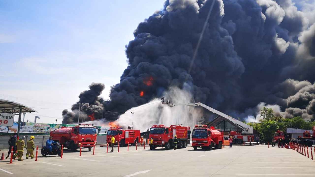 ไฟไหม้อ้อมใหญ่ คลังน้ำมันเครื่องตูมสนั่น ดับเพลิงนครปฐมคุมเพลิงได้แล้ว