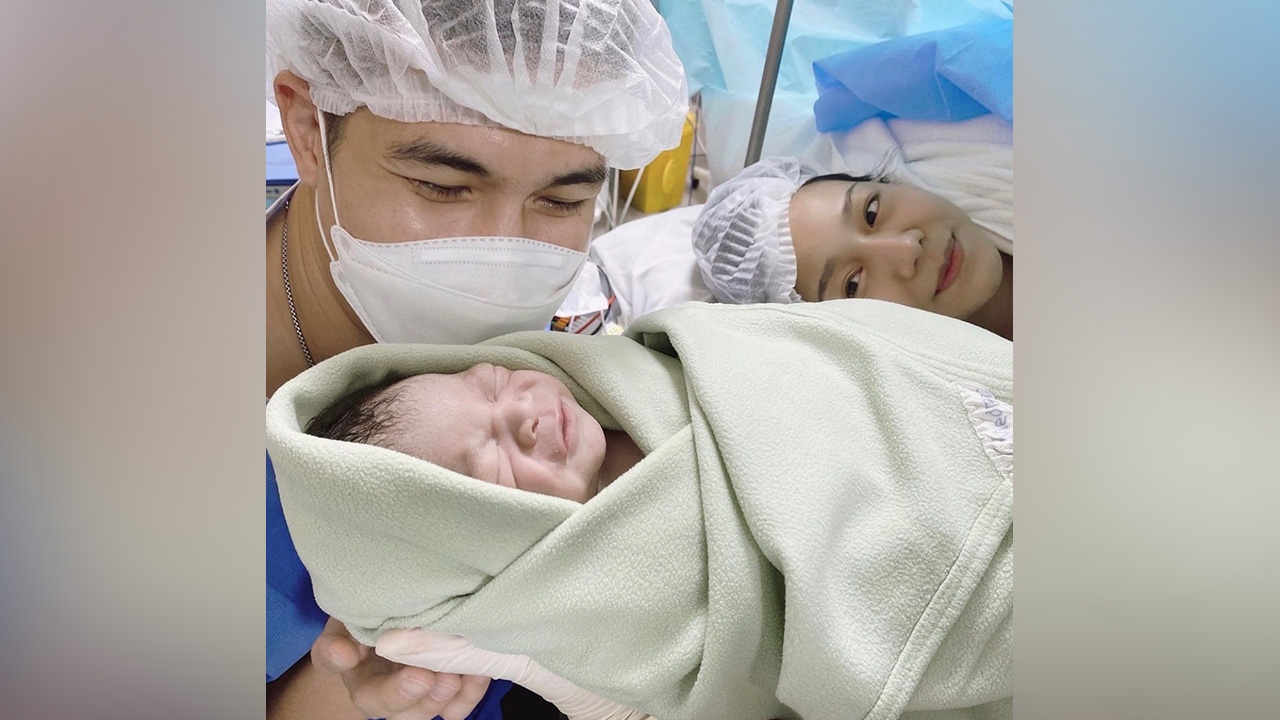 แต๊งค์ พงศกร ยิ้มแก้มปริ ภรรยาคลอดลูกชายคนแรก ตั้งชื่อน่ารักน้องตินติน