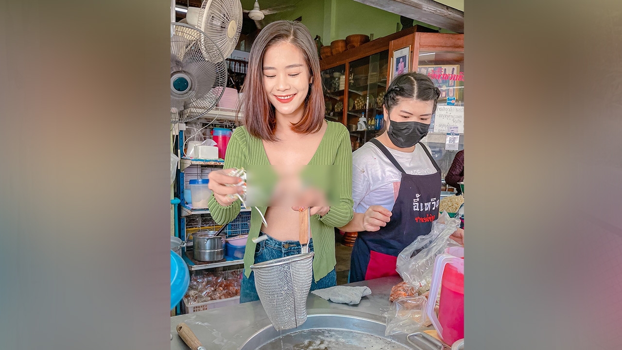หนุ่มๆ แน่นร้านก๋วยเตี๋ยวที่ระยอง ถามหาแม่ค้าโนบรา สามีสั่งเลิกใส่แล้ว