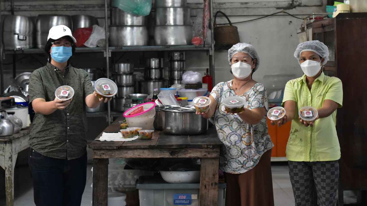 โต๊ะจีนเมืองตรัง ปรับตัวยุคโควิด หันมาทำข้าวกล่องขายอาหารพื้นบ้านออนไลน์