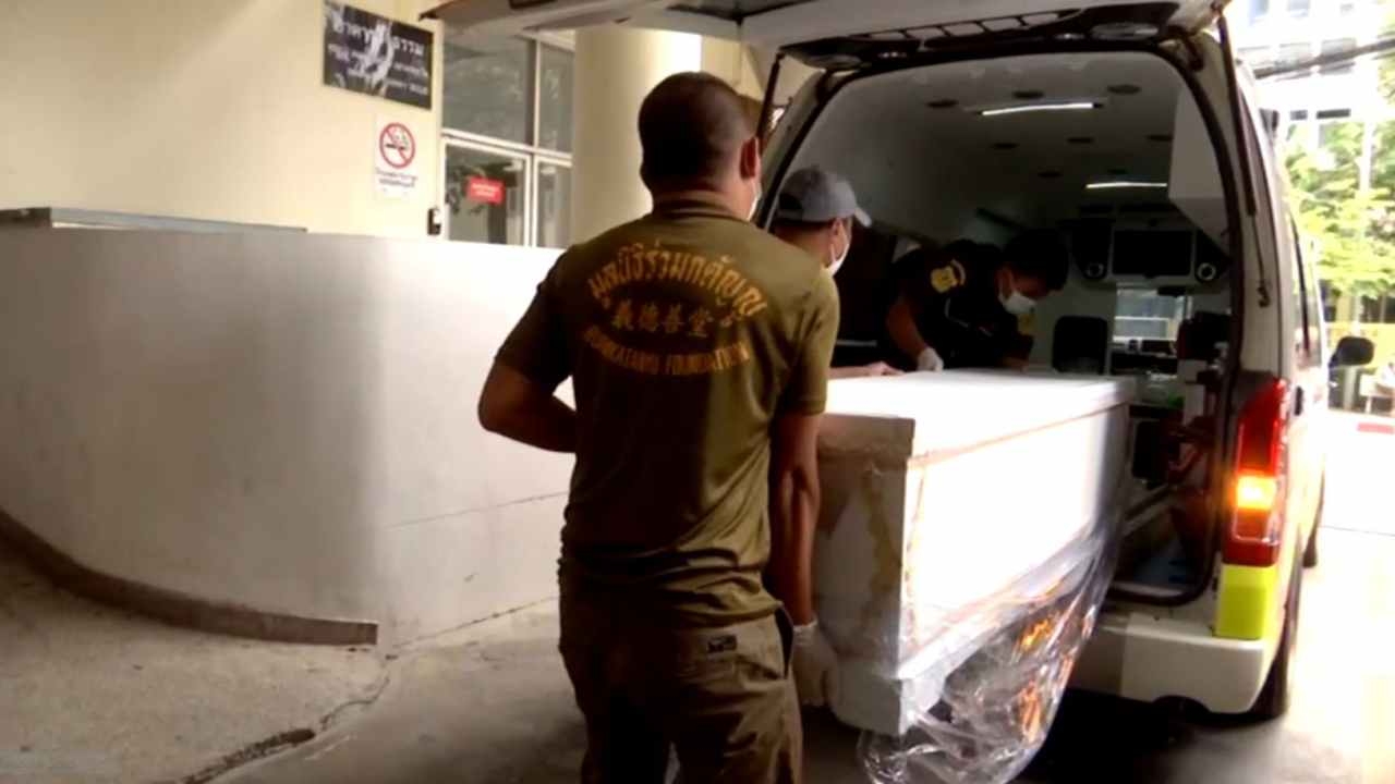 ญาติร่ำไห้รับศพ หนุ่มวัย 27 ปีเหยื่อกระสุน แม็ก วังเย็น ที่สถาบันนิติเวช