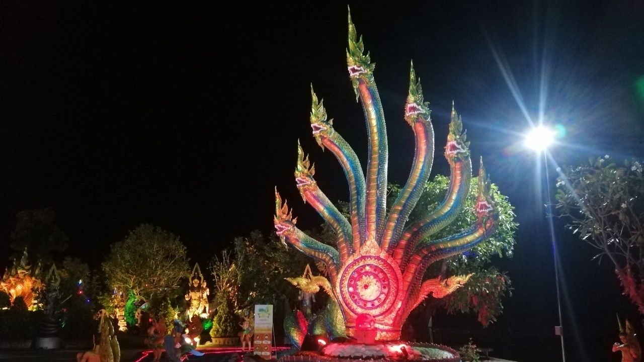 นักเสี่ยงโชค ร่วมบวงสรวง ไอ้ไข่นาควัตร ส่องเลขเด็ดท้ายประทัด ลุ้นรวย