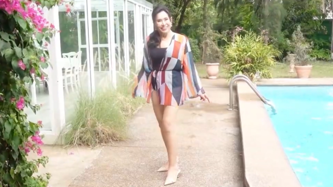 สวยตะลึง ปุ๊ก อาภัสรา นางงามจักรวาล เผยหุ่นเป๊ะในชุดว่ายน้ำวันพีซ