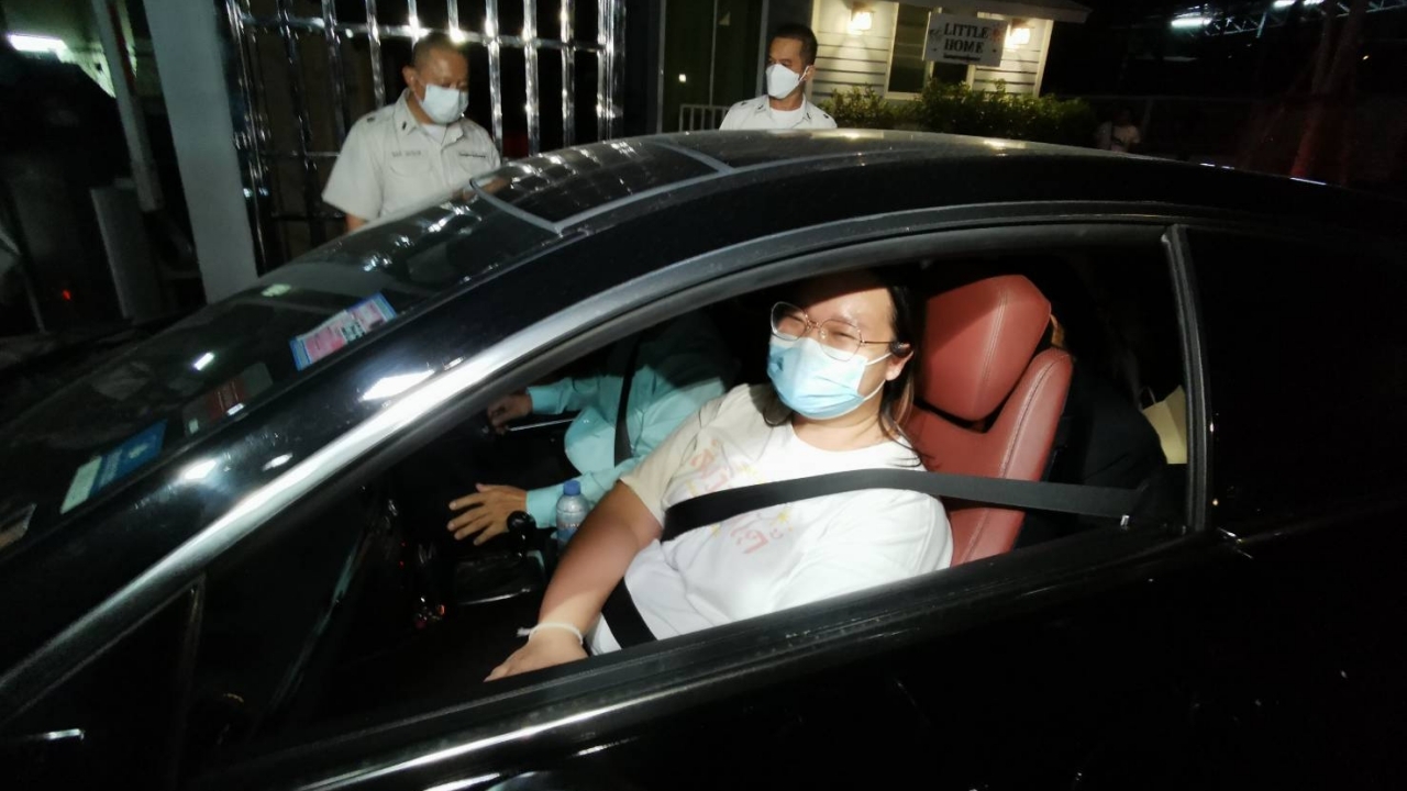 ปล่อยรุ้ง ปนัสยา แล้ว ครอบครัวพานั่งเบนซ์กลับบ้าน ยิ้มแย้ม ทักทายนักข่าว