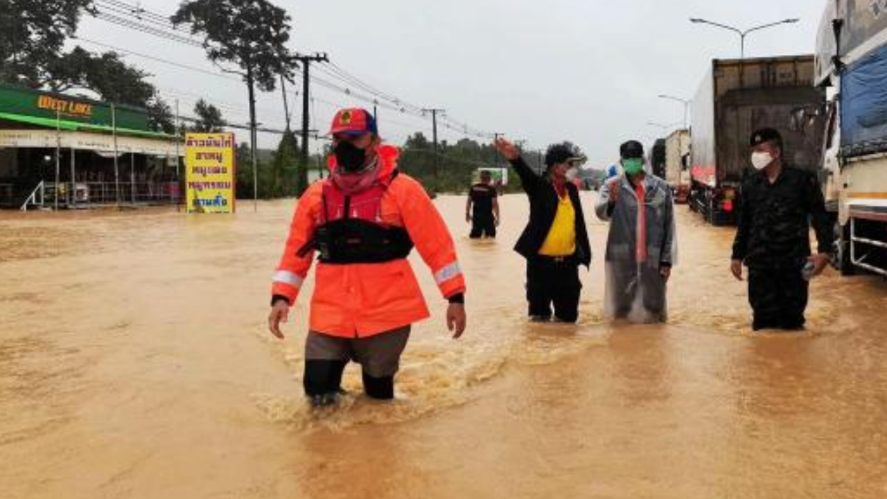 โฆษกรัฐบาล เผย นายกฯ ห่วง น้ำท่วมภาคใต้ สั่ง เร่งระบายน้ำ-เคลียร์ถนน