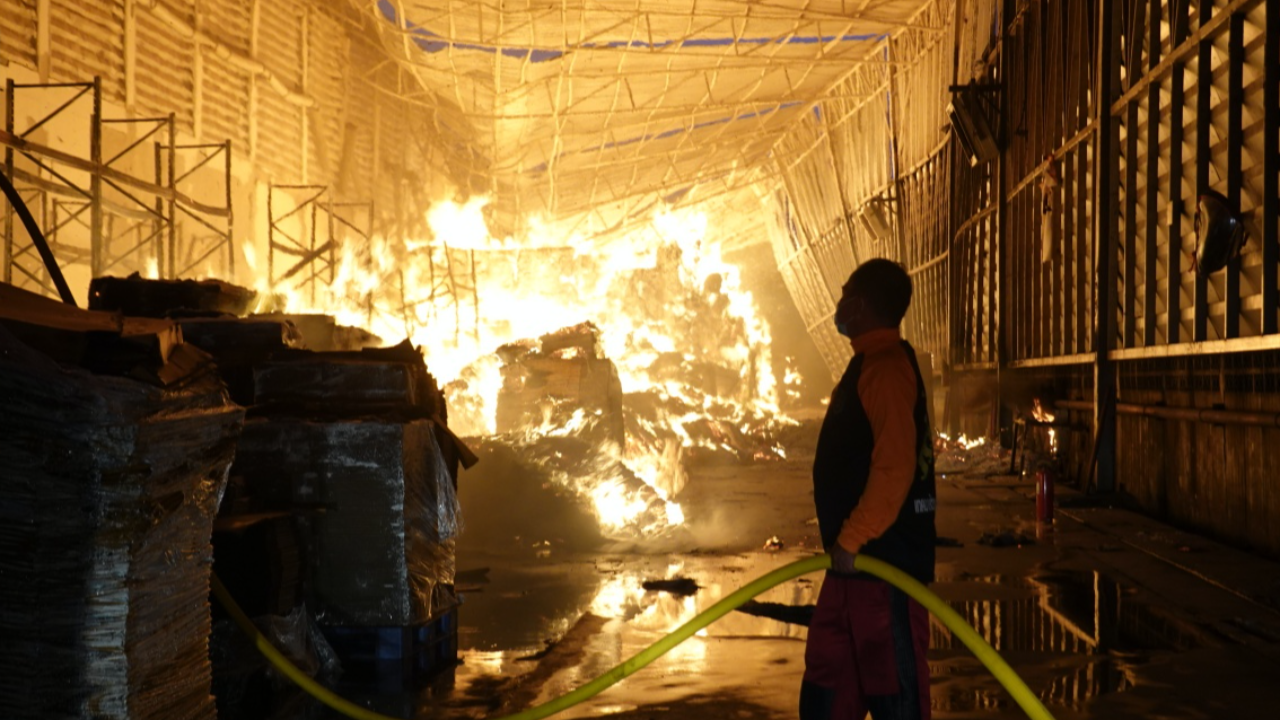 ยังดับไม่ได้ ไฟไหม้โรงงานกระดาษที่บางบ่อ ระดมรถดับเพลิงมากว่า 40 คัน