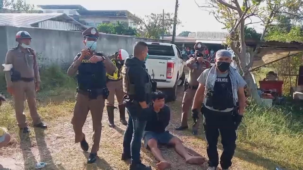 หนุ่มหลอนยาคลั่งควงมีดสปาร์ตา บุกวงเหล้าฟันช่างตัดผมดับคาร้าน