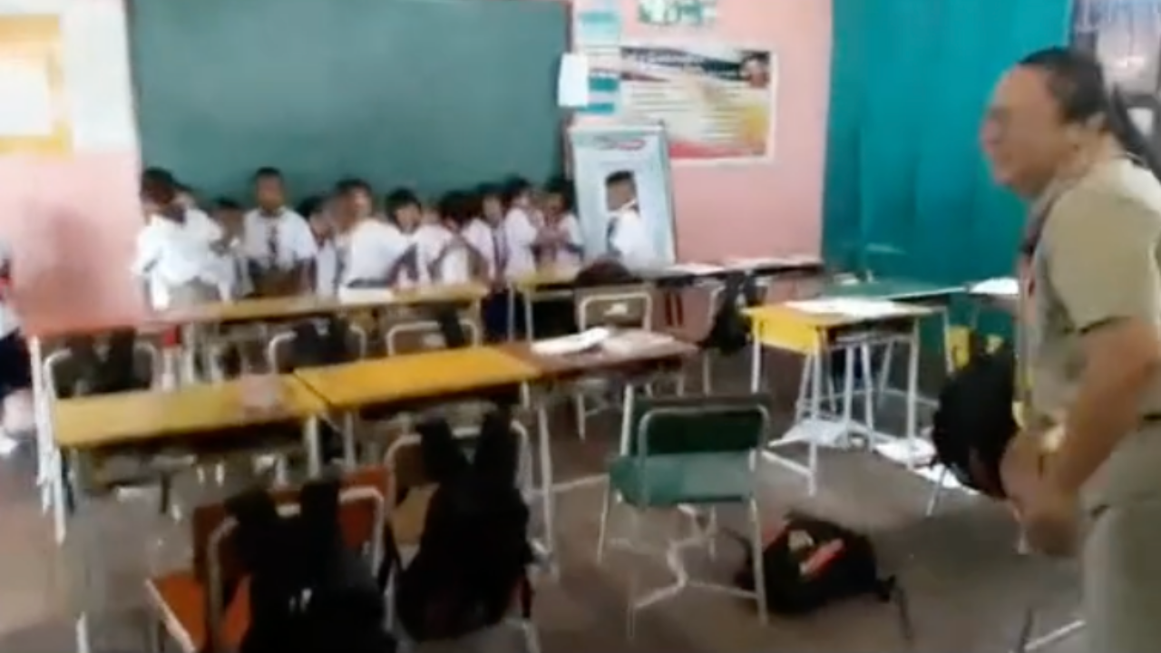 ครูถึงกับกลั้นขำไม่อยู่ หลังสั่งนักเรียน เข้าแถวหน้ากระดาน (คลิป)