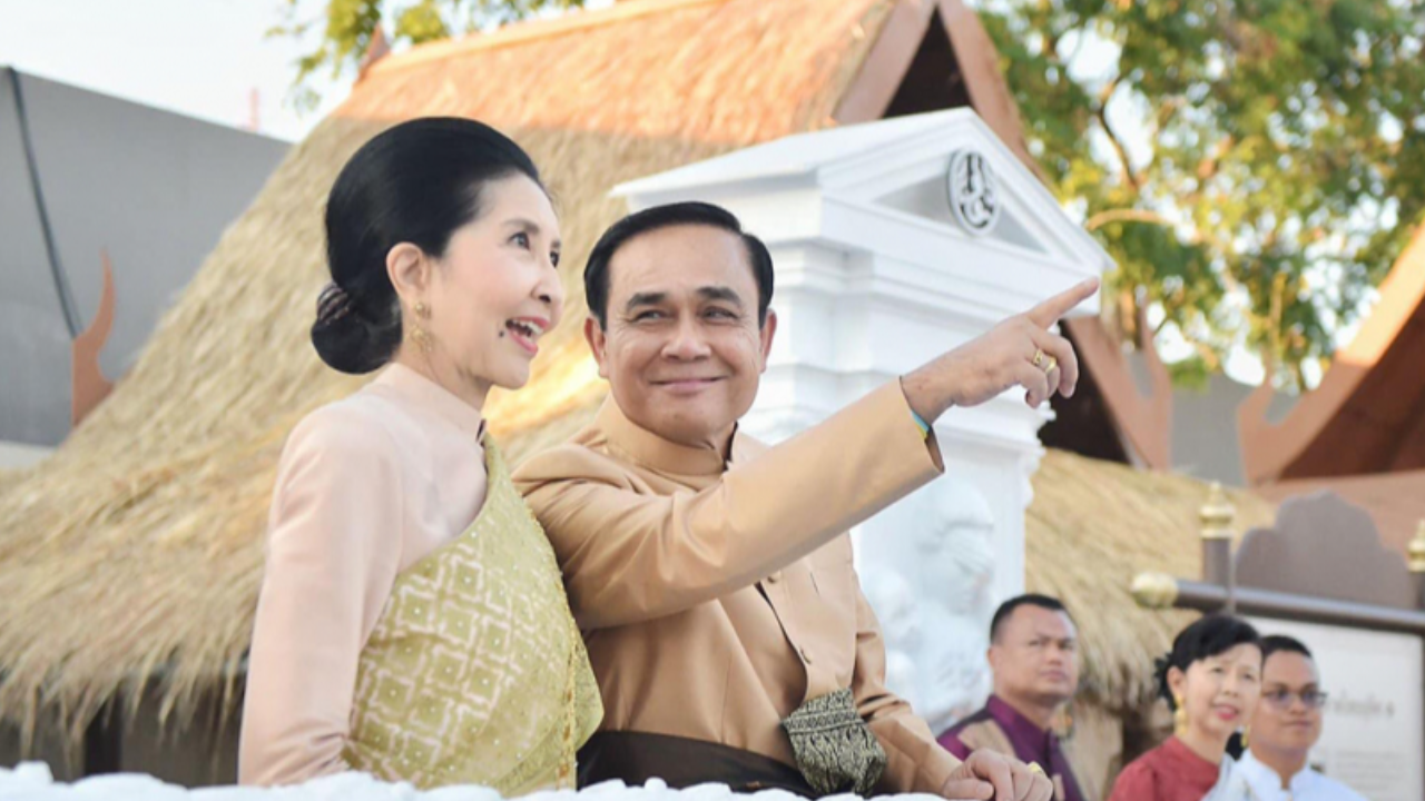 “บิ๊กตู่” หวาน บอก “ผมรักภรรยาทุกวันอยู่แล้ว” หลังสื่อฯ ถาม มีอะไรพิเศษ