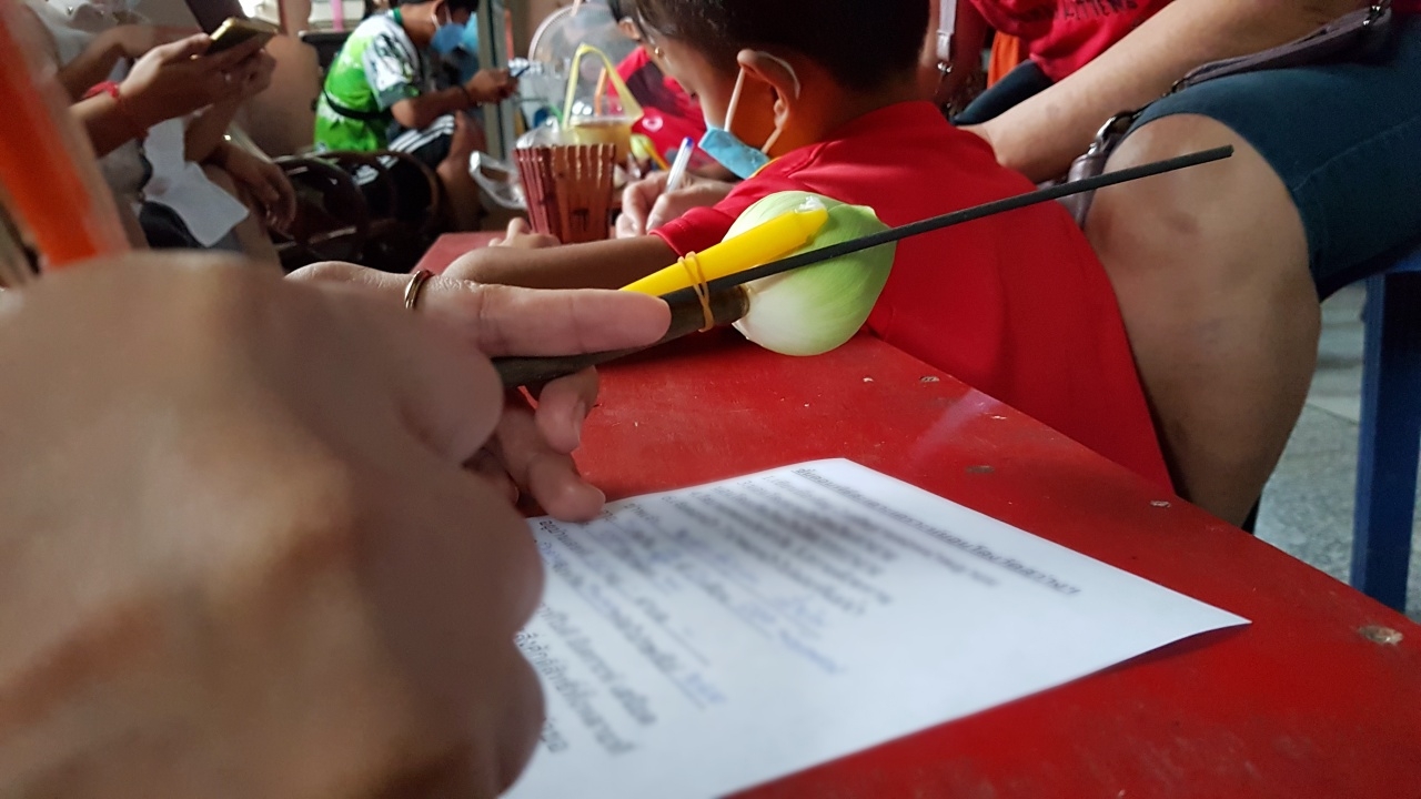 หนุ่มมานอนโลงสะเดาะเคราะห์ ไม่ลืมขอ "เลขเด็ดงวดนี้" ลุ้นโชค 16/12/64