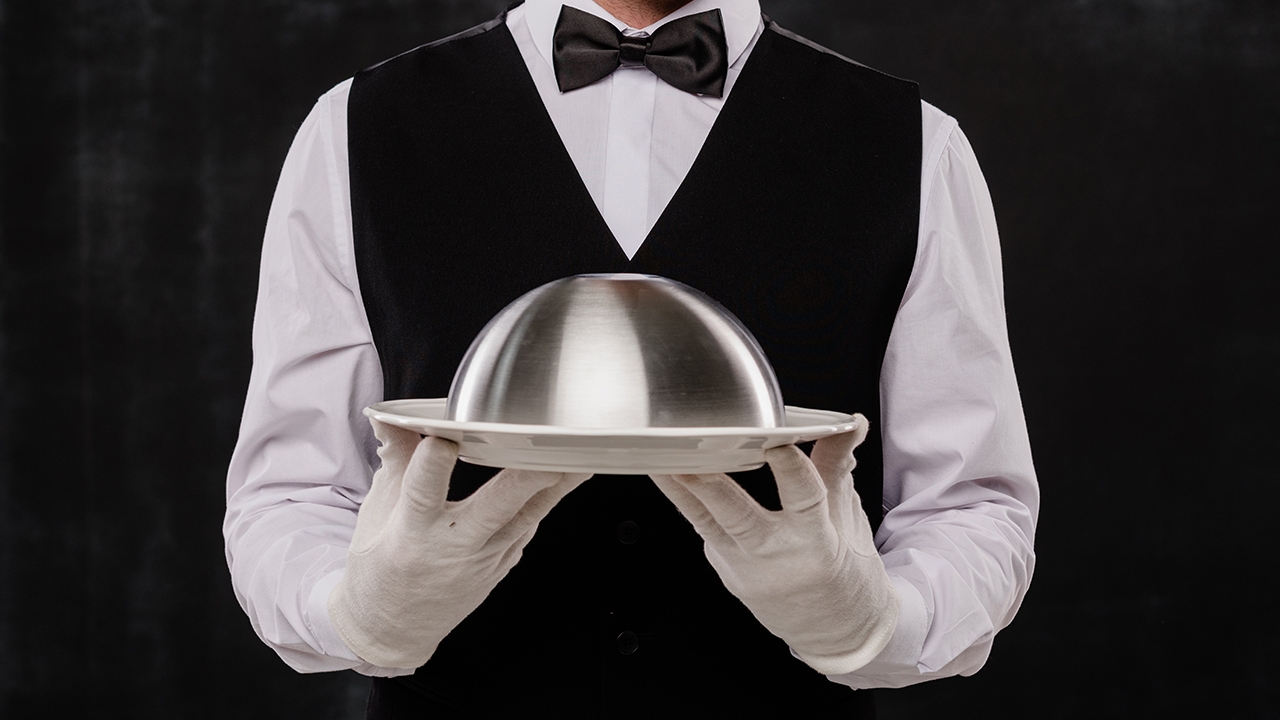 โล่ง "พนักงานเสิร์ฟ" ตรวจผ่าน ไม่ติดโอมิครอน นายกฯขออย่าตระหนก