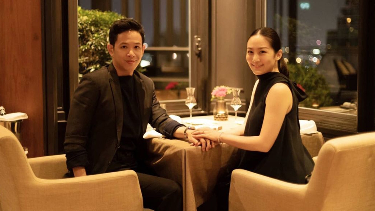 โมเมนต์หวานๆ เมื่อ "โอม ค็อกเทล" ควงภรรยา ดินเนอร์สองต่อสองฉลองแต่งงานกันมา 9 ปี