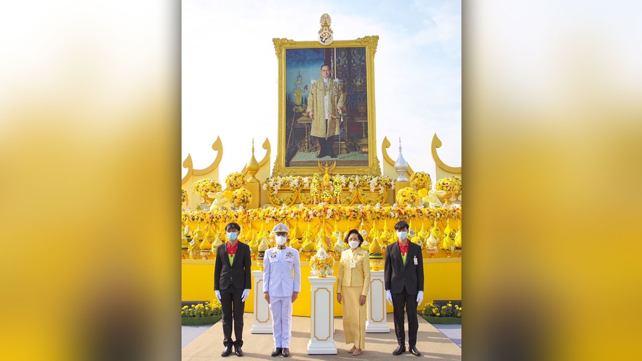 กลุ่มบีเจซี บิ๊กซี ร่วมพิธีทำบุญตักบาตร ถวายพานพุ่ม เนื่องในวันคล้ายวันพระบรมราชสมภพ รัชกาลที่ 9