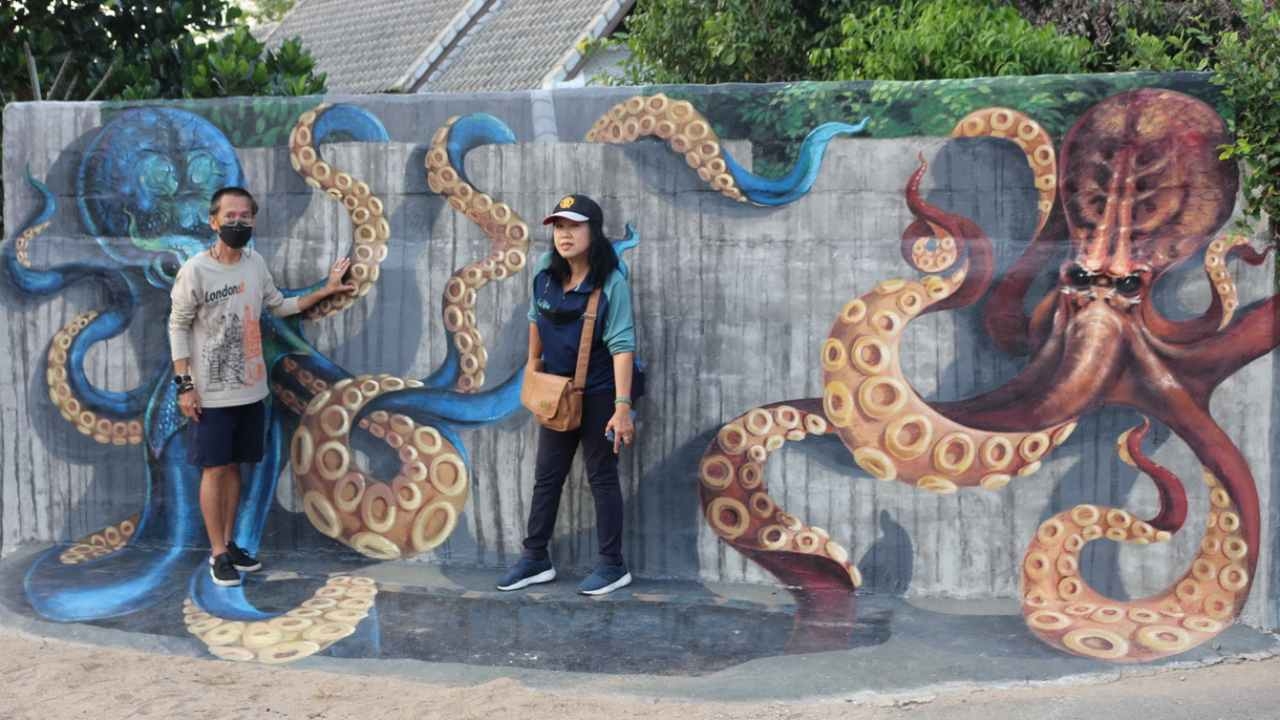 ความสุขของลุงเปี๊ยก วาดภาพ 3 มิติบนกำแพงบ้านจนเป็นแลนด์มาร์คคนแห่เที่ยว