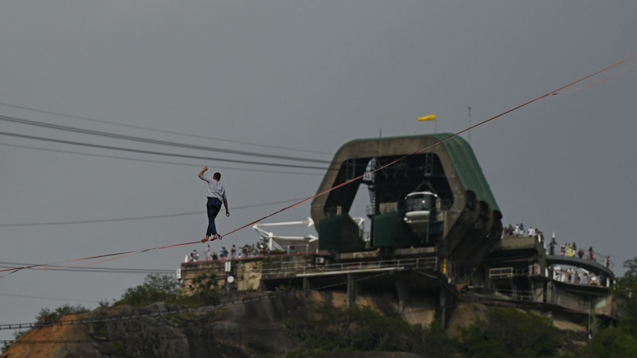 นักไต่เชือกหนุ่มฝรั่งเศส เสี่ยงตายโชว์ไต่เชือกระหว่างหุบเขาในริโอเดอจาเนโร