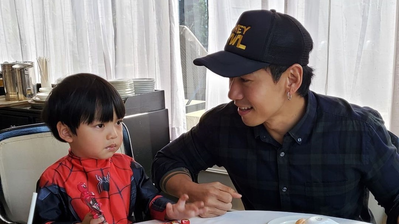 โมเมนต์น่ารักวันพ่อ นิวเคลียร์ พาลูกชายไหว้ เพชรจ้า แต่พีกสุดคือท่ากราบ