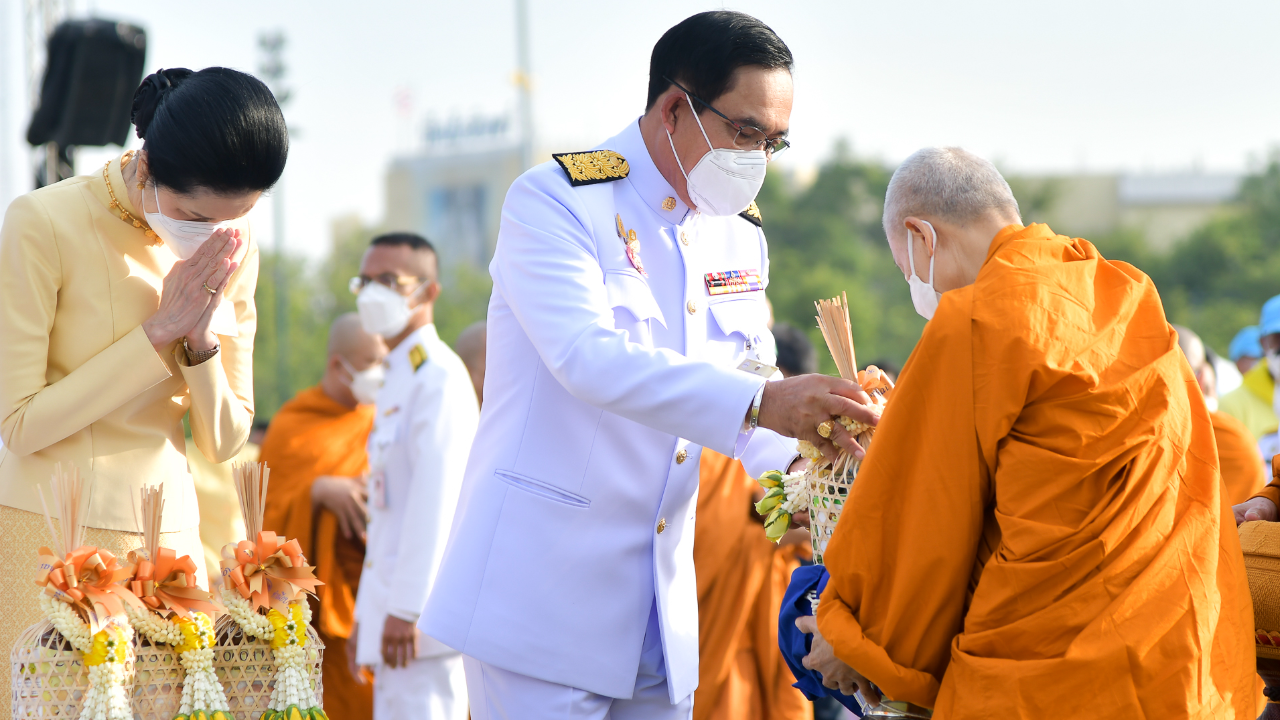 นายกฯ นำตักบาตรพระ 89 รูป วันพ่อแห่งชาติ น้อมรำลึกในพระมหากรุณาธิคุณ ร.9