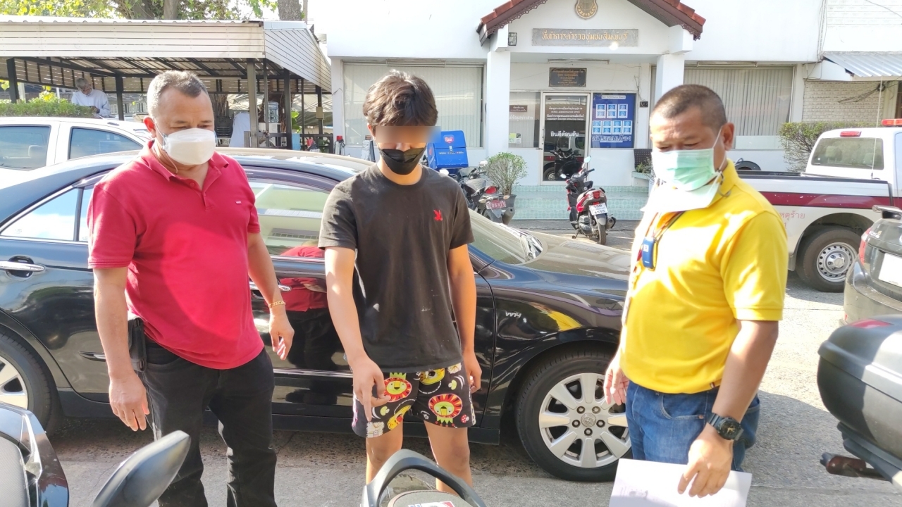 จับหนุ่มไรเดอร์ สไลด์หนอนโชว์หน้าบ้านลูกค้าสาว ตร.ปรับ 500 ก่อนปล่อยตัว