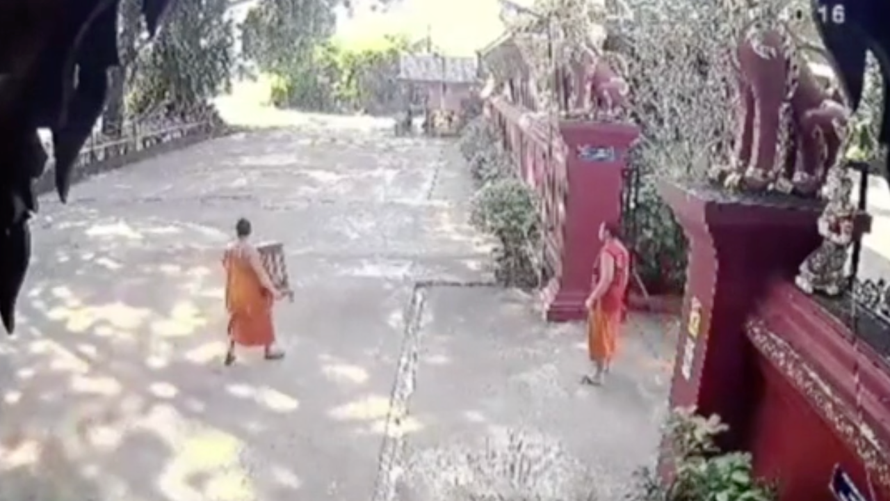 "พระมงคล" เล่านาทีตัดสินใจ วิ่งแย่งตู้บริจาคเงินวัดคืนจากโจรได้สำเร็จ