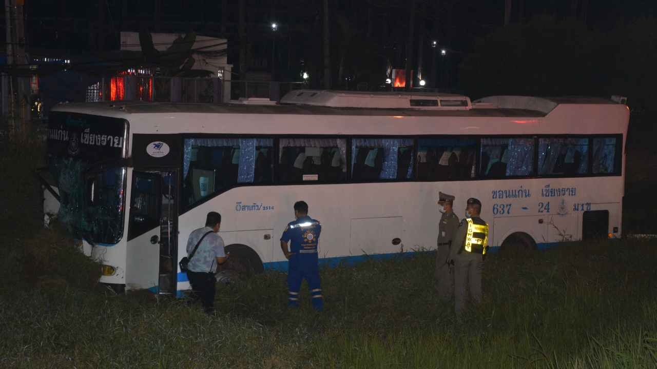 รถทัวร์ขอนแก่น-เชียงราย เฉี่ยวบรรทุกตกถนนที่ชุมแพคนขับตายผู้โดยสารเจ็บ 5