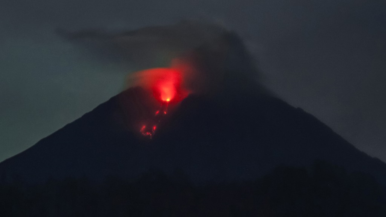 ภูเขาไฟอินโดฯ ปะทุเพิ่มอีก ดับพุ่ง 22 ศพ กู้ภัยเร่งหาผู้รอดชีวิต