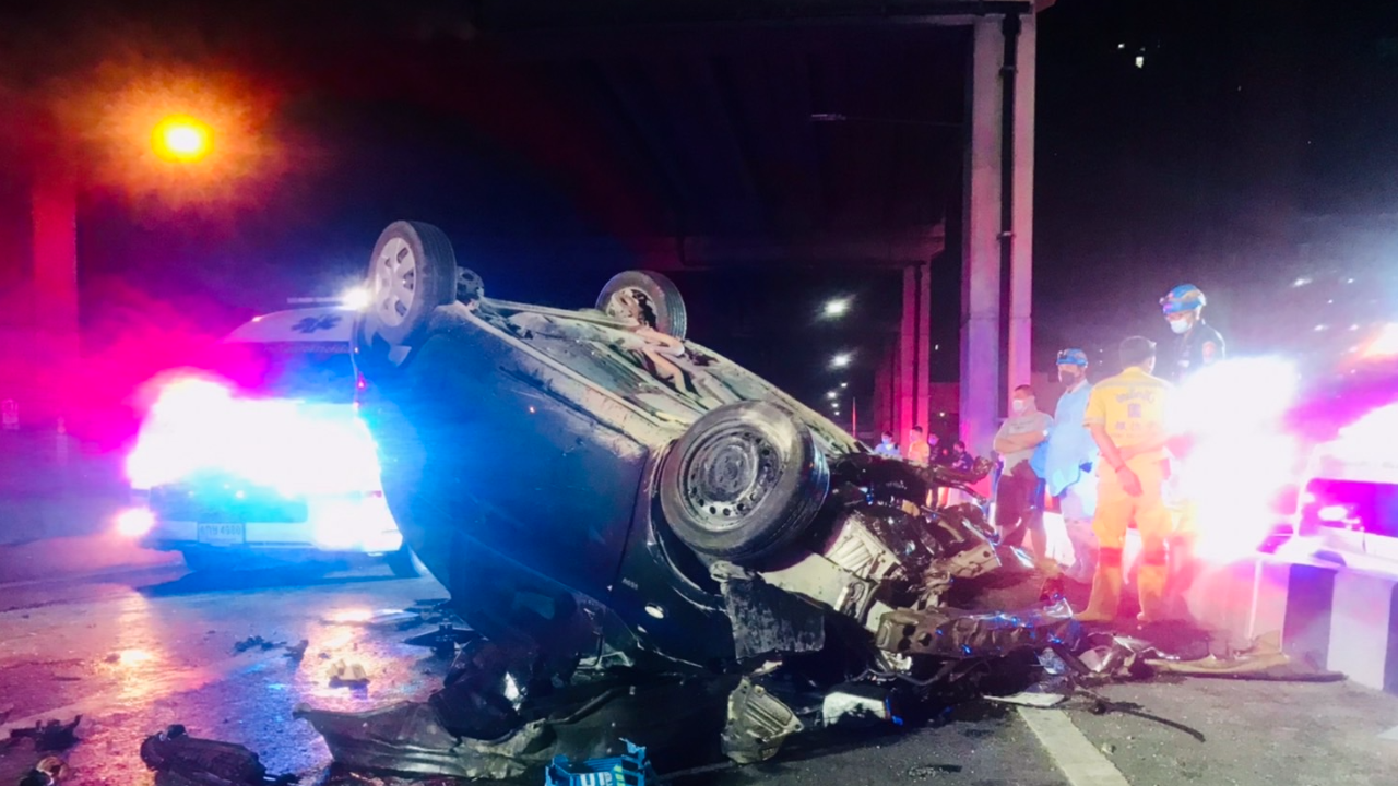 "ยาริส" ซิ่ง-เหินชน "ซีวิค" พลิกคว่ำ-พังยับ คนขับดับสนิทคาซากรถ