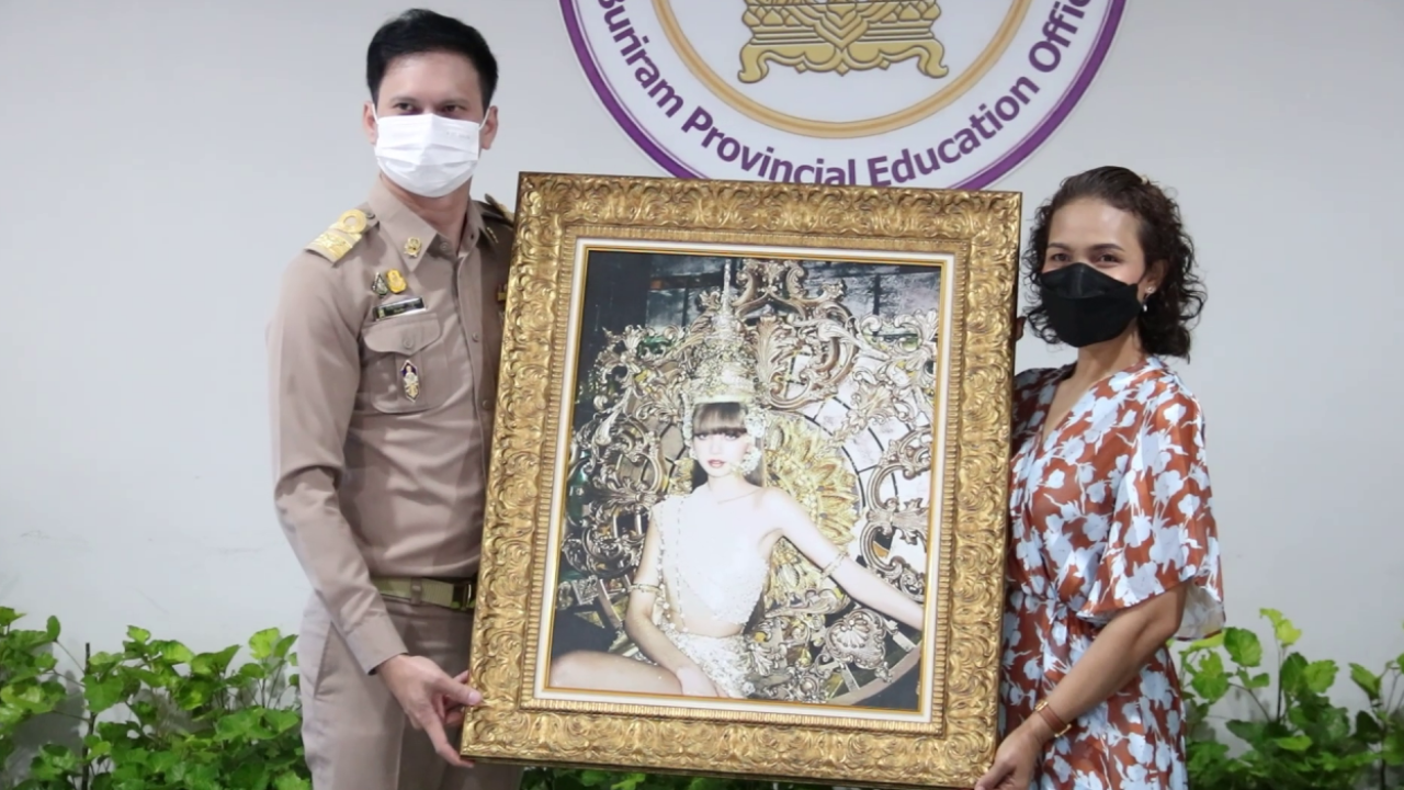 แม่ "ลิซ่า" สุดปลื้ม ศึกษาฯ มอบโล่เชิดชูเกียรติ เป็นแบบอย่างเยาวชน