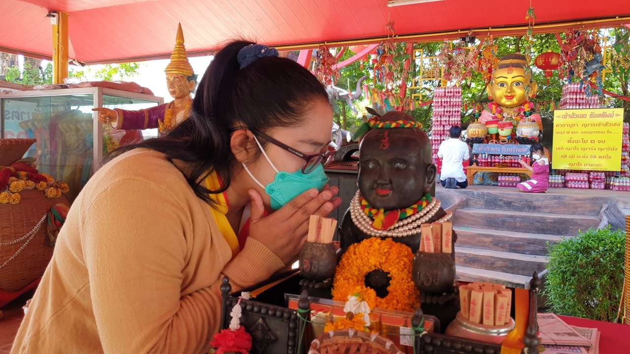 ฝันว่ามีคนเรียกมารับโชค ครูสาวกระซิบ "เลขเด็ด" อ่างน้ำมนต์ฤๅษีเณร