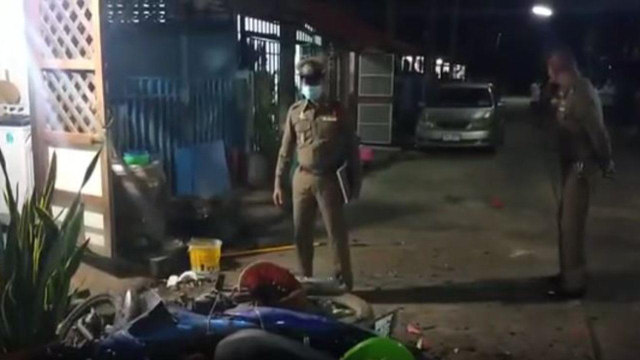 "หนุ่มเมาคลั่ง" อิฐทุบหน้า ตร.สลบ เหิมแย่งปืน-ขับรถชน ถูกยิง-สิ้นฤทธิ์