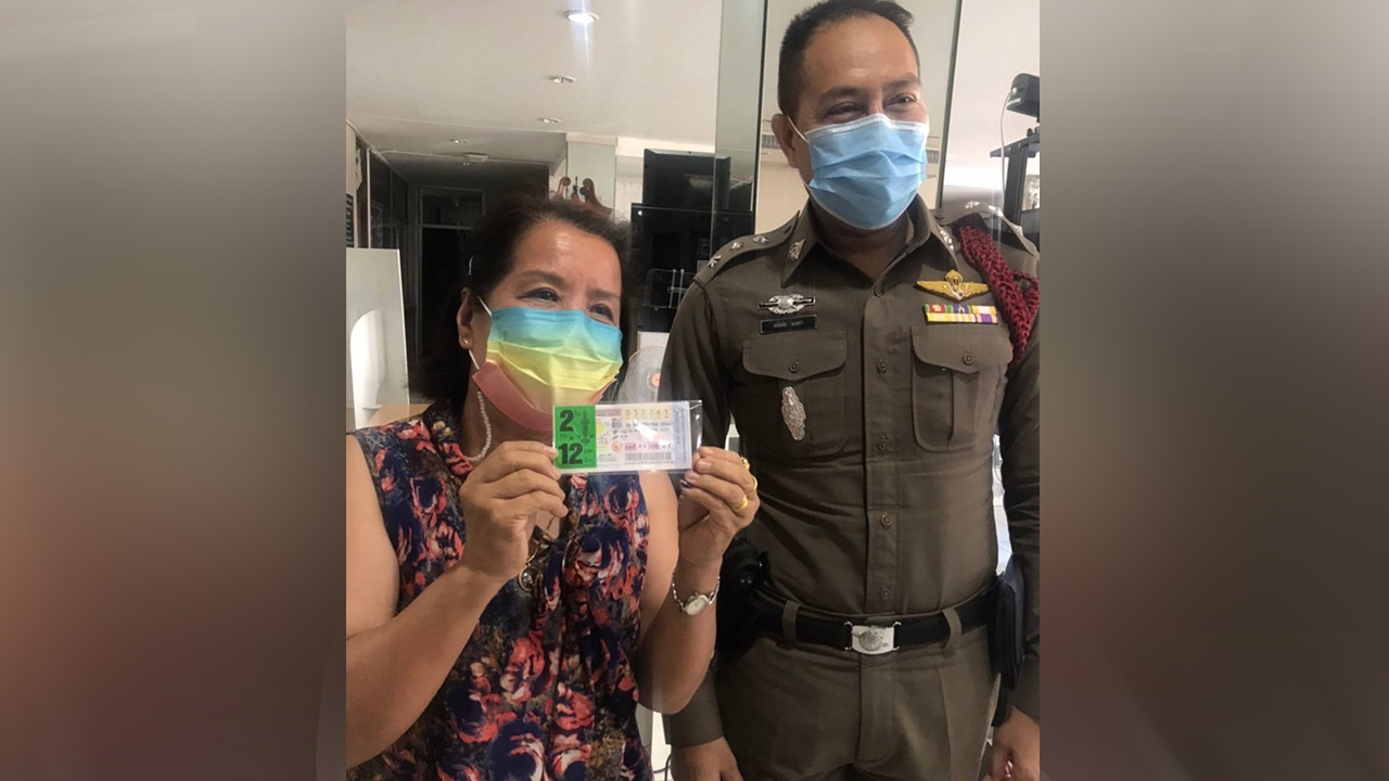 ป้าขายของชำ ซื้อเลขรถถูกที่ 1 รับ 12 ล้าน ก่อนลูกสาวมารับไปอยู่ด้วย