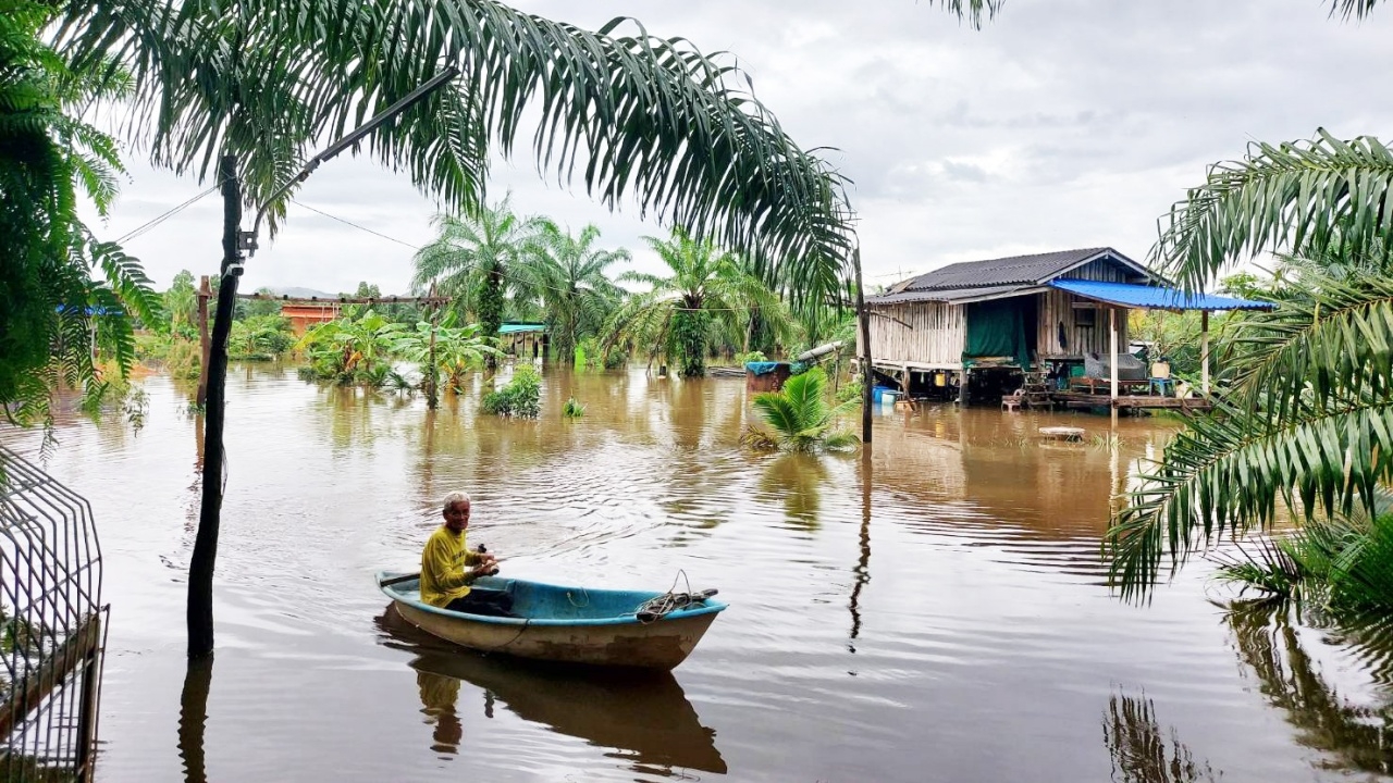 "ชุมพร" น้ำเริ่มลด พบอ่วม 7 อำเภอ ตาย 3 หาย 1 กระทบ 3 หมื่นคน