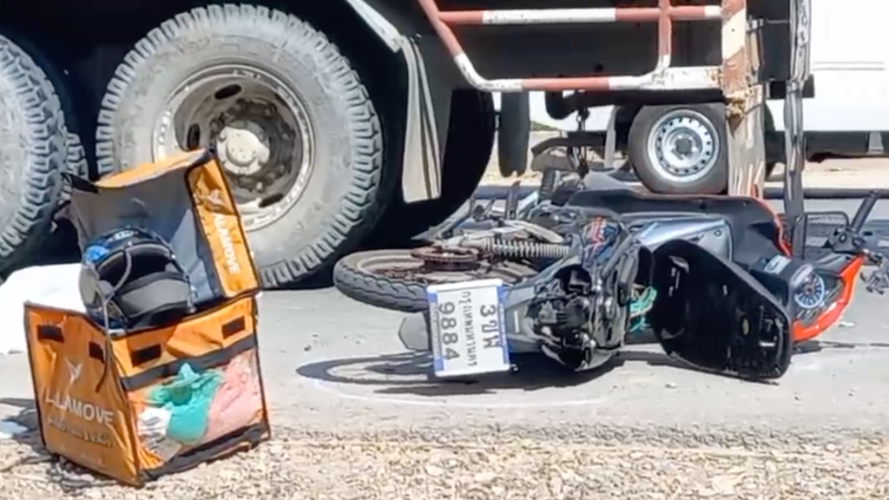 ชะลอรถให้ลิงแม่ลูกอ่อนข้ามถนน จยย.เกี่ยวกัน รถพ่วงทับหนุ่มไรเดอร์ดับ