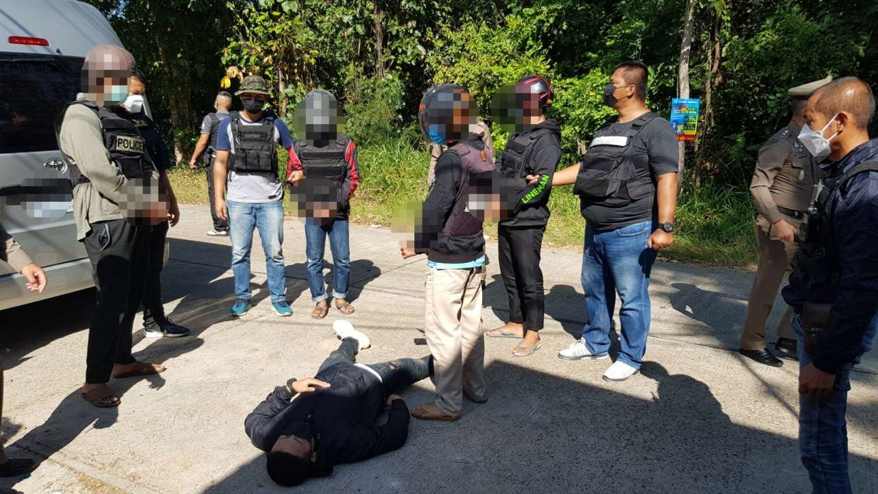 ตร.คุม 4 วัยรุ่นมุกดาหารทำแผนร่วมกันฆ่าหนุ่ม 18 ปี ก่อนส่งศาลขอฝากขัง