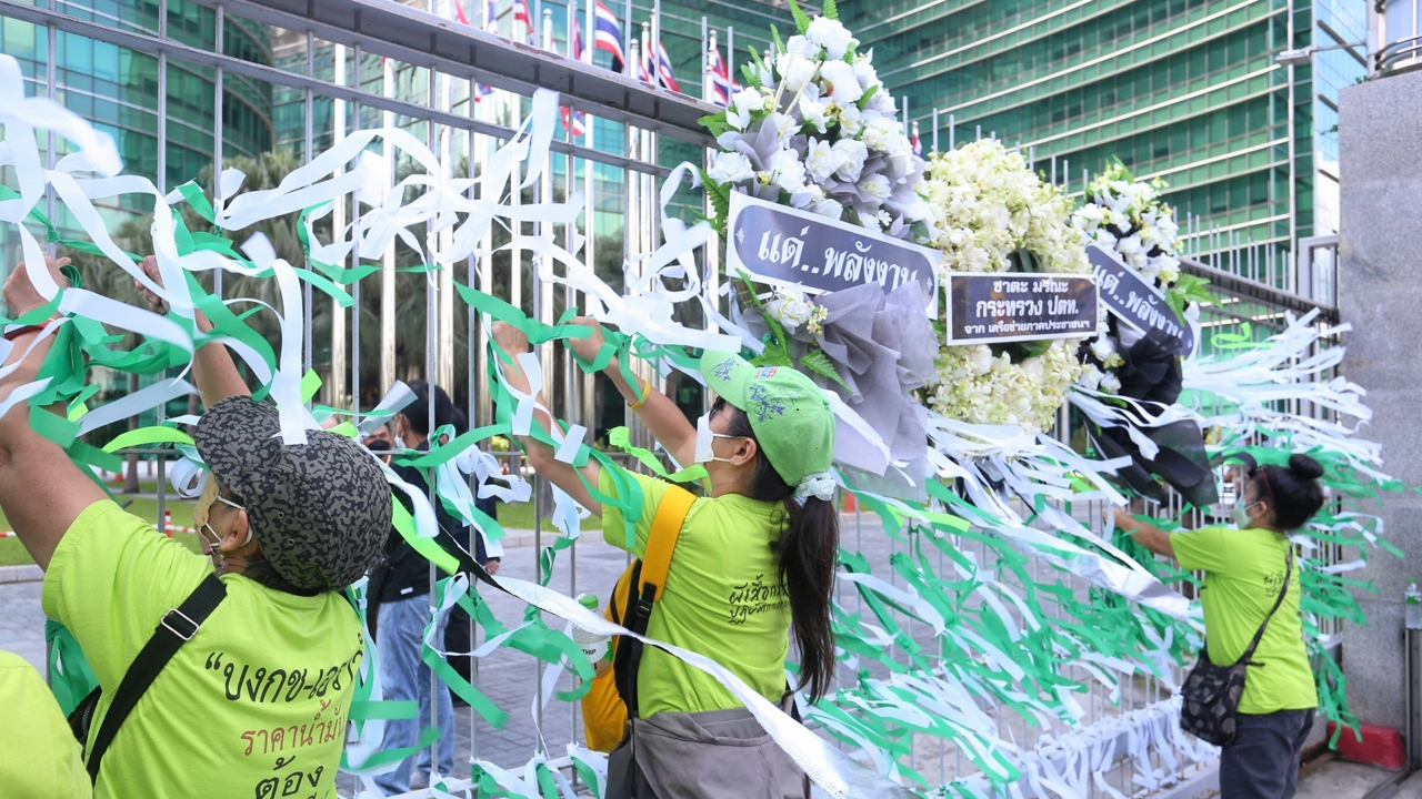 แขวนหรีดผูกโบ