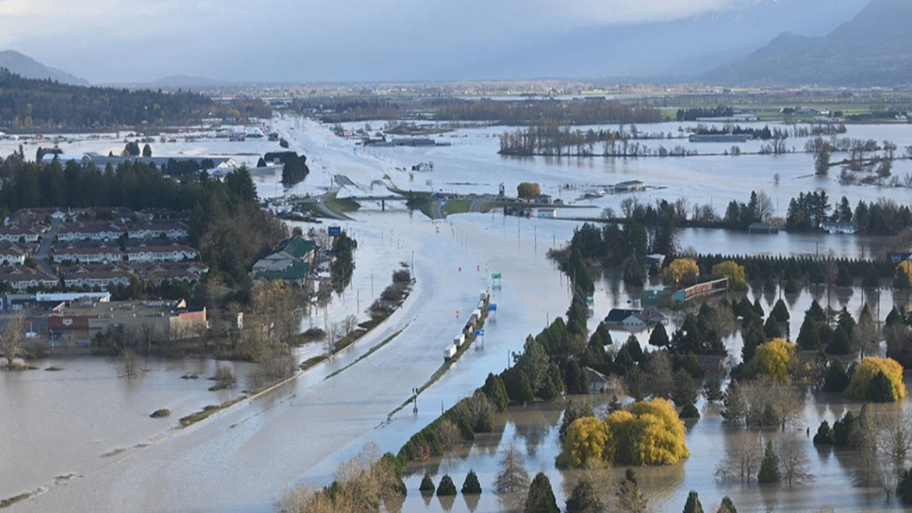 แคนาดาอ่วม ฝนตกหนักน้ำท่วม ปิดกั้นเส้นทางท่าเรือแวนคูเวอร์ ปชช.ตกค้าง 300 ราย